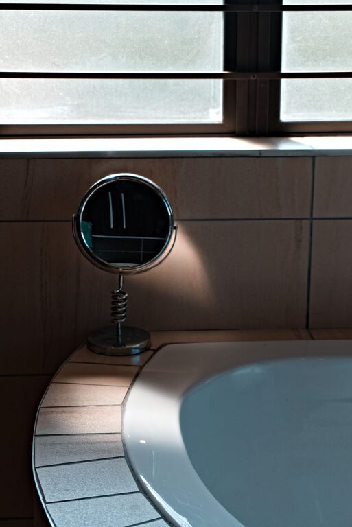 How to Create a Minimalist Bathroom Setup